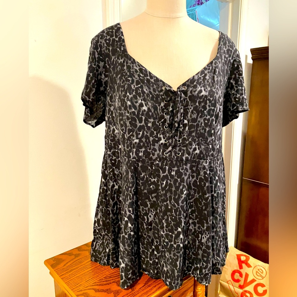 Torrid Black & Gray Tie Front w/peplum top.